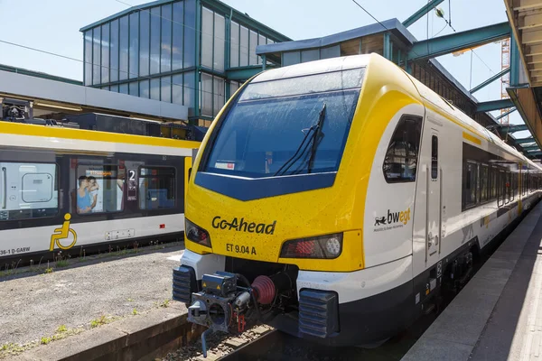 Stuttgart, Almanya - 22 Nisan 2020 Bölgesel Tren Go-Ahead Stadler FLIRT 3 Almanya 'nın Stuttgart ana istasyonunda.