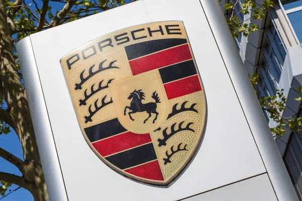 Stuttgart, Almanya - 22 Nisan 2020 Porsche logosu Stuttgart Zuffenhausen Almanya merkezindeki sembol karargahını imzaladı.