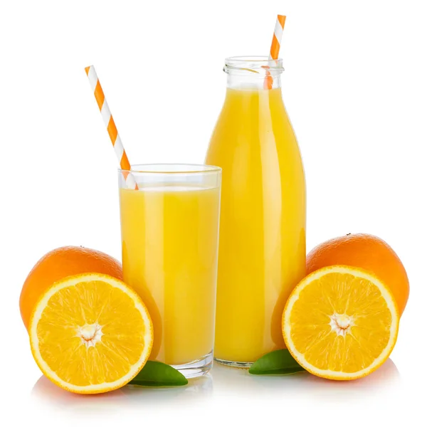 新鮮なオレンジジュースは白い背景に隔離されたスムージーオレンジのガラスとボトルを飲みます — ストック写真