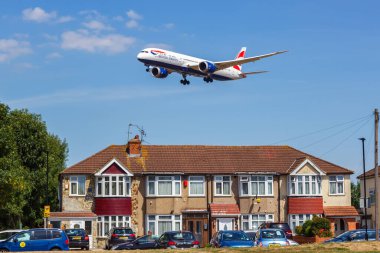 Londra, Birleşik Krallık - 1 Ağustos 2018 British Airways Boeing 787-9 Dreamliner uçak gürültüsü Londra Heathrow Havaalanı 'nda (LHR).