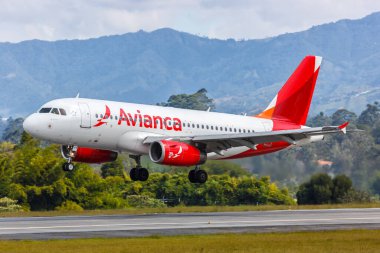 Medellin, Kolombiya - 25 Ocak 2019 Avianca Airbus A319, Medellin Rionegro Havaalanı (MDE). Airbus, Toulouse, Fransa merkezli bir Avrupalı uçak üreticisi..
