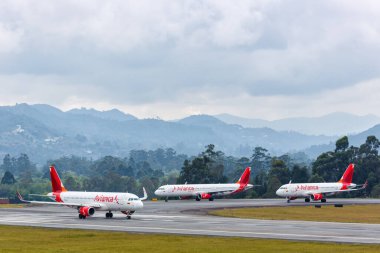Medellin, Kolombiya - 27 Ocak 2019 Avianca Airbus Airplanes at Medellin Rionegro Airport (MDE), Kolombiya. Airbus, Toulouse, Fransa merkezli bir Avrupalı uçak üreticisi..