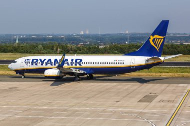 Dortmund, Almanya - 10 Ağustos 2020 Ryanair Boeing 737-800 uçağı Almanya 'daki Dortmund Havaalanı' nda. Boeing, merkezi Chicago 'da bulunan bir Amerikan uçak üreticisi..