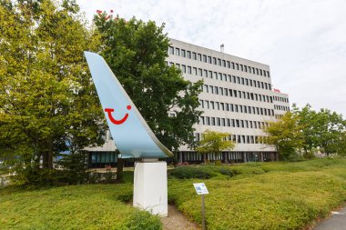 Hanover, Almanya - 9 Ağustos 2020 Hanover Havalimanı 'ndaki (HAJ) TUIfly karargahı.