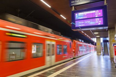 Hanover, Almanya - 9 Ağustos 2020 Hanover Havaalanı tren istasyonu (HAJ).