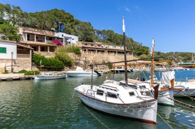 Mallorca adasında Cala Figuera Körfezi 'nde. Yaz tatilinde İspanya' da deniz kenarında tekneleri var.