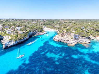 İspanya 'nın Akdeniz kıyısındaki Mallorca adasındaki Cala Llombards plajının havadan çekilmiş fotoğrafı.