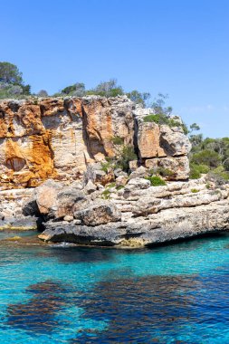 İspanya 'nın Akdeniz su portresi formatında Mallorca adasındaki Cala S' Almonia plajı