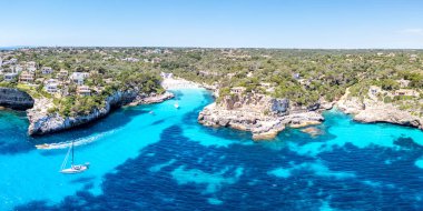 İspanya 'nın Akdeniz Finca bölgesindeki Mallorca Adası' ndaki Cala Llombards plajının havadan çekilmiş fotoğrafı.