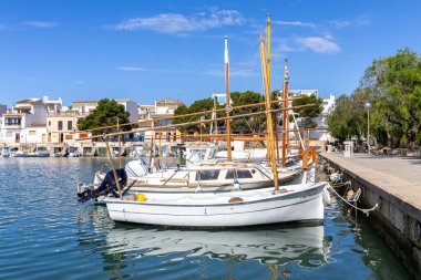 Mallorca adasındaki Portocolom balıkçı köyü. İspanya 'da deniz kenarında tatil yapan tekneleri ve renkli evleri var.