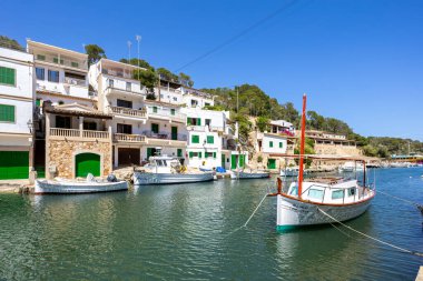 Mallorca adasında Cala Figuera Körfezi 'nde. Yaz tatilinde İspanya' da deniz kenarında tekneleri var.