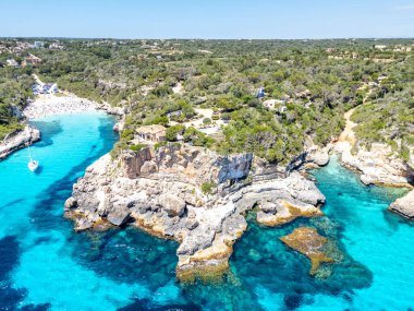 İspanya 'nın Akdeniz kıyısındaki Mallorca adasındaki Cala Llombards plajının havadan çekilmiş fotoğrafı.