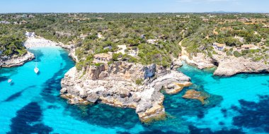 İspanya 'nın Akdeniz Panoraması' ndaki Mallorca adasındaki Cala Llombards plajının havadan çekilmiş fotoğrafı.