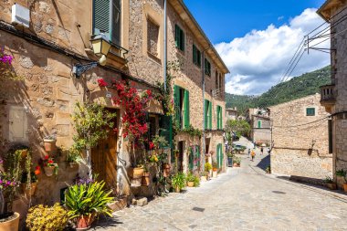 İspanya 'da çiçekli Mallorca adasındaki Valldemossa köyü.