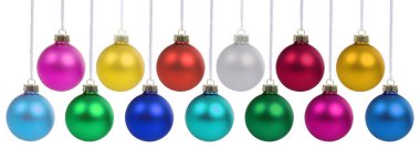 Noel süsleri süslemeleri. Dekorasyon dekoltesi beyaza asılmış.