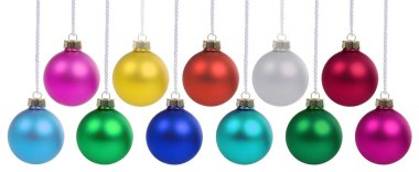 Noel süslemeleri beyaz arka planda izole edilmiş süsleme topları