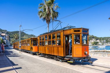 Port de Soller, İspanyol - 25. Mai 2025: Historische Tram Tranvia de Soller PNV ofansiyonel Nahverkehr Verkehr auf Mallorca Port de Soller, Spanien.