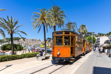 Port de Soller, İspanya - 25 Mayıs 2025: Antik Tranvia de Soller toplu taşıma taşımacılığı Port de Soller, İspanya 'daki Mallorca adasında.