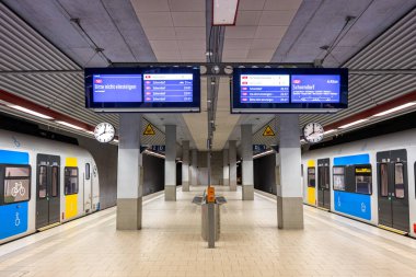 Filderstadt, Almanya - 29 Mayıs 2025: Almanya 'nın Filderstadt kentindeki tren istasyonunda Deutsche Bahn DB Regio sınıfı 430' un S-Bahn Stuttgart treni.