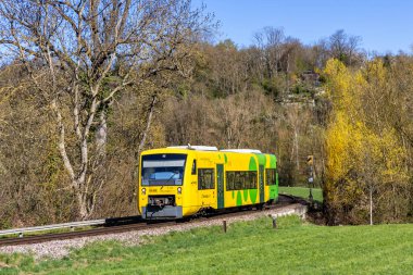 Muenchingen, Almanya - 6 Nisan 2025: Almanya 'nın Muenchingen kentindeki Strohgaeubahn demiryolu hattında bölgesel tren tipi Regio-Shuttle RS 1.