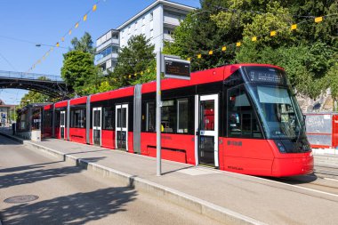 Bern, İsviçre - 17 Haziran 2025: Bern, İsviçre 'deki Kursaal toplu taşımacılık istasyonunda Bernmobil Tramvay tipi Stadler Tramvayı.