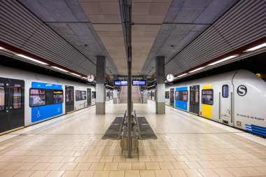 Filderstadt, Almanya - 29 Mayıs 2025: Almanya 'nın Filderstadt kentindeki tren istasyonunda Deutsche Bahn DB Regio sınıfı 430' un S-Bahn Stuttgart treni.