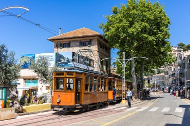 Port de Soller, İspanya - 25 Mayıs 2025: Antik Tranvia de Soller toplu taşıma taşımacılığı Port de Soller, İspanya 'daki Mallorca adasındaki istasyon.