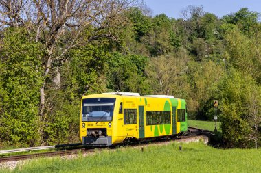 Muenchingen, Almanya - 1 Mayıs 2025: Almanya 'nın Muenchingen kentindeki Strohgaeubahn demiryolu hattında bölgesel tren tipi Regio-Shuttle RS 1.