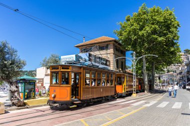 Port de Soller, İspanyol - 25. Mai 2025: Historische Straenbahn Tram Tranvia de Soller PNV suçlusu Nahverkehr Verkehr auf Mallorca am Bahnhof, Port, İspanya.