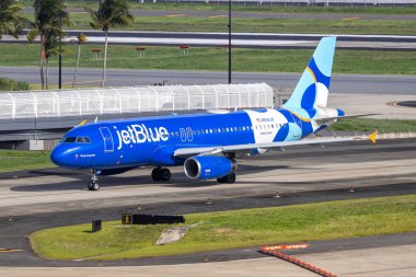 San Juan, Porto Riko - 1 Ağustos 2025: JetBlue Airways Airbus A320 uçağı Porto Riko 'daki San Juan havaalanında.