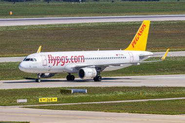 Münih, Almanya - 19 Ağustos 2025: Pegasus Airlines Airbus A320 uçağı Almanya 'nın Münih havaalanında.