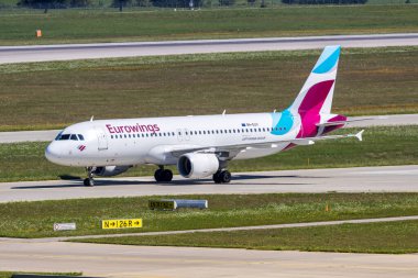 Münih, Almanya - 19 Ağustos 2025: Eurowings Avrupa Airbus A320 uçağı Almanya 'daki Münih havaalanında.