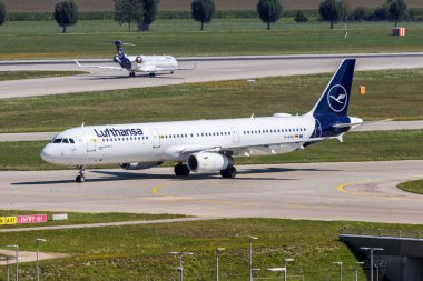 Münih, Almanya - 19 Ağustos 2025: Lufthansa Airbus A321 uçağı Almanya 'nın Münih havaalanında.