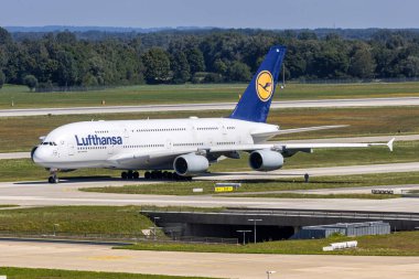 Münih, Almanya - 19 Ağustos 2025: Lufthansa Airbus A380-800 uçağı Almanya 'nın Münih havaalanında.