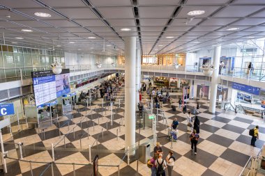 Münih, Almanya - 19 Ağustos 2025: Münih havaalanı Terminali.