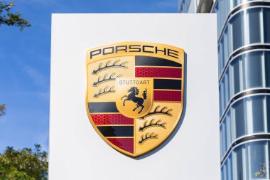 Stuttgart, Almanya - 20 Eylül 2025: Almanya 'nın Stuttgart kentindeki Pragsattel otomobil bayiliğinde Porsche logosu.