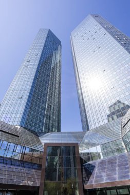 Frankfurt, Almanya - 11 Nisan 2025: Frankfurt, Almanya 'daki Deutsche Bank AG merkez kule gökdeleni.