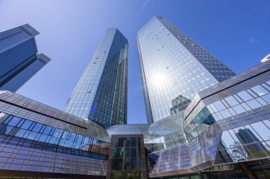 Frankfurt, Almanya - 11 Nisan 2025: Frankfurt, Almanya 'daki Deutsche Bank AG merkez kule gökdeleni.
