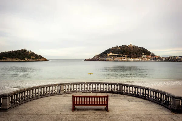 La Concha'da Lone Bench, San Sebastian, İspanya. 
