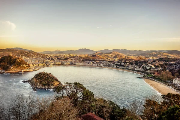Güzel bir Aralık sabahı San Sebastian şehrinpanoramik hava görünümü, İspanya (Donostia).