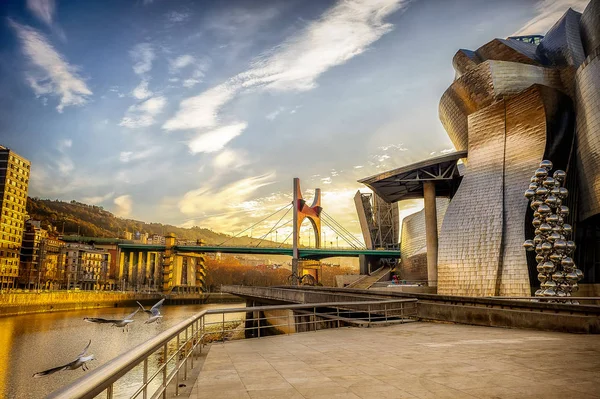 Bilbao, İspanya. Altın gün doğumu ile Guggenheim Müzesi'nin sabah görünümü. Bu müze Frank Gehry tarafından tasarlanmıştır.. 