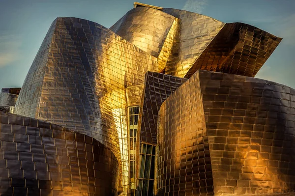Bilbao, İspanya. Altın yansıması ile Guggenheim Müzesi'nin sabah görünümü. Bu müze Frank Gehry tarafından tasarlanmıştır..