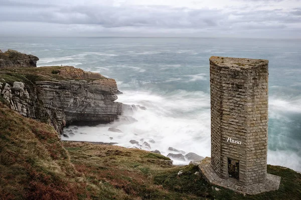 Santander Cabo Mayor lighhouse arkasında denize yakın küçük inşaat, Cantabria, Kuzey İspanya.
