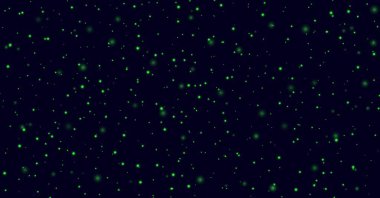 Koyu mavi arka planda yeşil parıltılar, gece uçuşan ateş böcekleri. Akşam gökyüzünde soyut şimşek böcekleri.