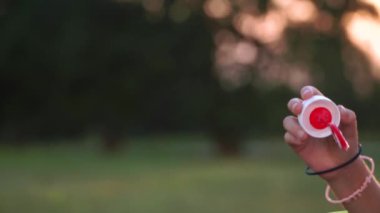 mutlu çocuk oyun Whits yaz döneminde kabarcıklar üfleme