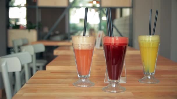 Fresh juice from carrot and beetroot orange — Stock Video