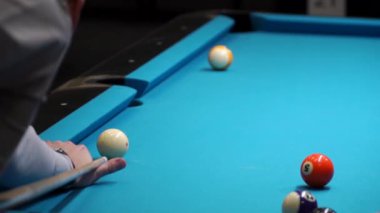 insanlar Snooker oyunu oynamak, adam Bilardo oynar