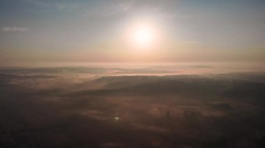 Havadan drone görüntüleri, dağlarda gündoğumu görünümü