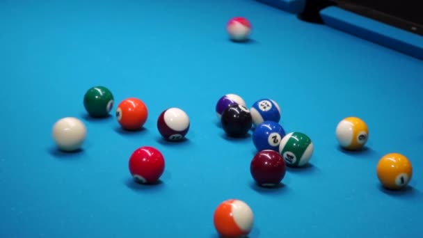 Lidé hrají v zápase hráč snookeru, hraje na biliard — Stock video