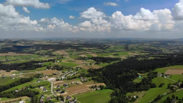 Rullini aerei con drone, veduta del villaggio, paesaggio Polonia — Video Stock